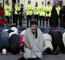 أبو حمزة يؤم المصلين في الشارع بلندن