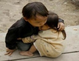 صورة لطفل مسلم ببورما يحتضن أخته بعد مقتل أبويهما