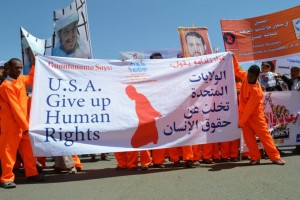 أهالي وأسر معتقلي غوانتنامو ينفذوا وقفة احتجاجية أمام السفارة الأمريكية