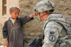 طفل افغاني وجندي اجنبي
