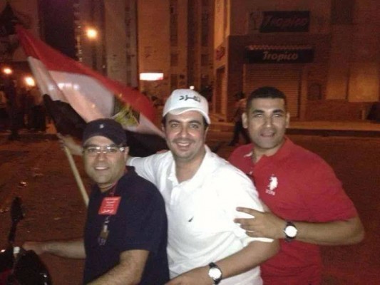 القاضي أحمد عبد النبي الأخير الذي يلبس تيشرت احمر عضو تمرد