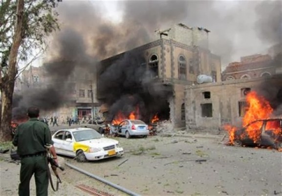 انفجار امام مبنى وزارة الدفاع اليمنية