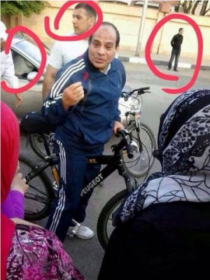 السيسي يركب دراجة ثمينة وسط حرس 