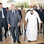 الملك عبد الله بالعكاز في المغرب وفي مصر السيسي يطلع الطائرة