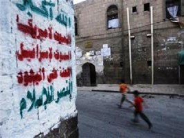 الحوثيون يطلون مقابر صنعاء بالشعار