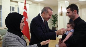 أردوغان يستقبل أحد الرهائن الاتراك المفرج عنهم