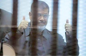 ثبات مرسي لحظة الحكم بإحالة أوراقه للمفتي