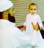 سيد بلال مع طفله