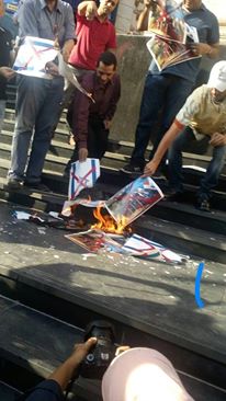 الصحفيون يحرقون العلم الصهيوني أمام النقابة