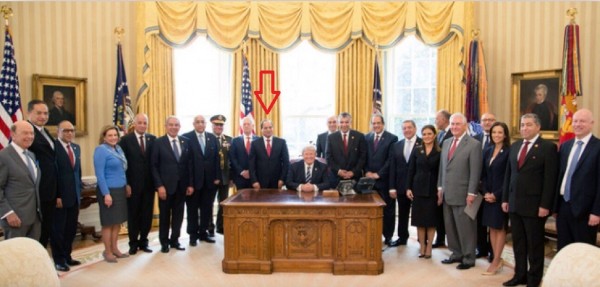 صورة مهينة للسيسي يقف كموظف خلف ترامب الجالس على مكتبه