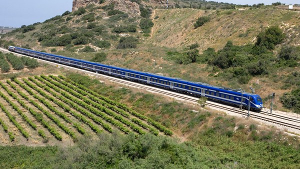 السيسي وتسهيل بناء خط سكة حديد مع الصهاينة" قطار السلام"