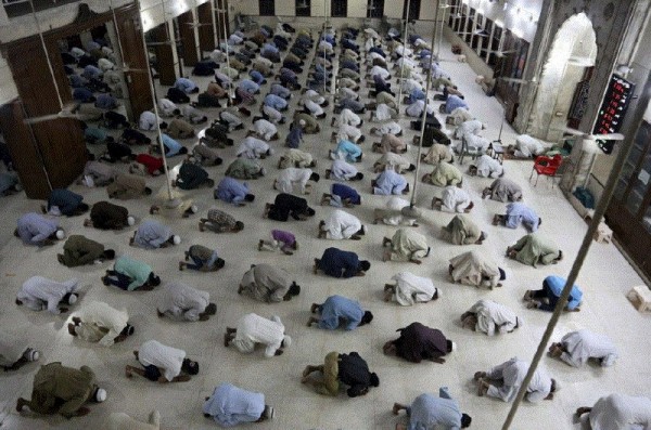 باكستان تطبق "الصلاة الآمنة" والسيسي يسعى في خراب المساجد
