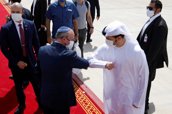 الإمارات تهدد الأمن القومي تحت بصر عساكر 
