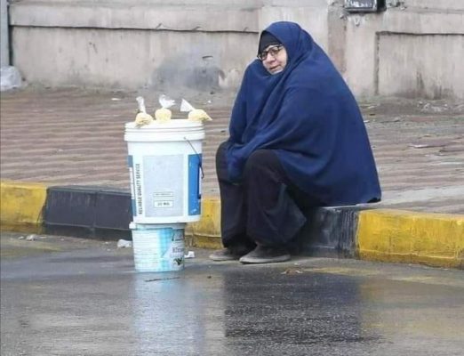 السيدة نعمات عبد الحميد، تبلغ من العمر 63 عاما تبيع الترمس في المطر